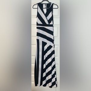 Go Couture
Sleeveless Maxi Stripe Dress - Black & White